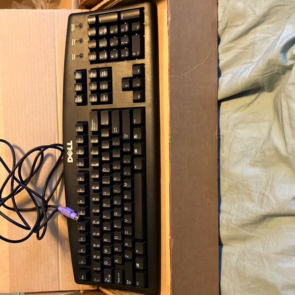 Dell plug in keyboard. - Picture 1 of 1